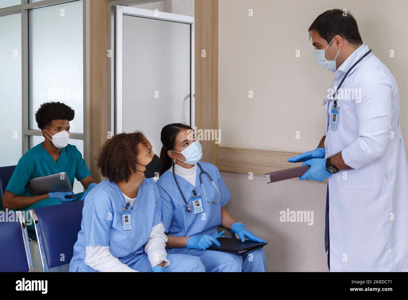 der professor Doktor berät und diskutiert mit dem internen Studententeam für die Operationsplanung und Patientenbehandlung in der medizinischen Schule des Krankenhauses. healthcar Stockfoto