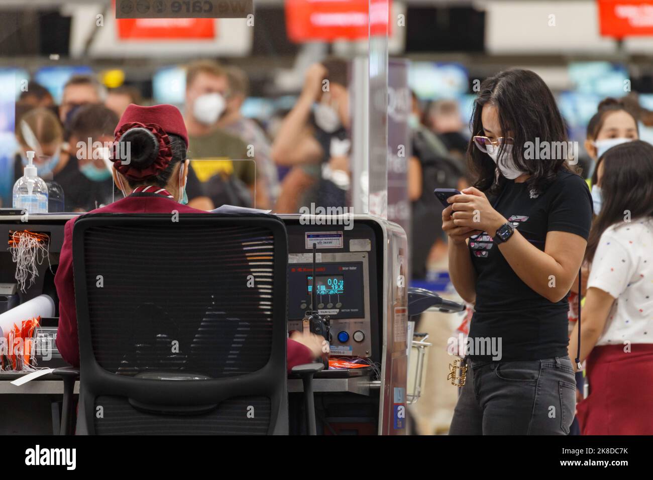 Bangkok, Thailand - 26. Oktober 2022 : Asian Passenger using Smartphone to Check in at Airline counter in suvarnabhumi Airport, Thailand. Stockfoto