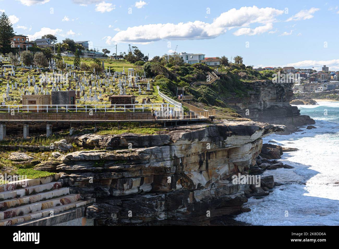 Die Küstenpromenade, die am Waverley Cemetery in Bronte, Sydney, New South Wales, vorbeiführt Stockfoto