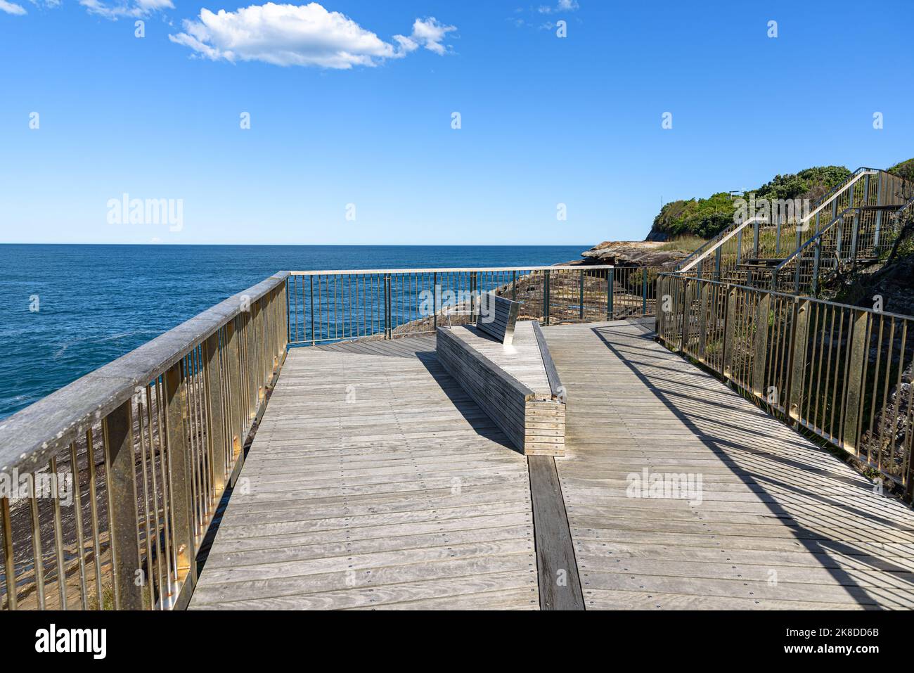 Ein Abschnitt der Küstenpromenade mit Blick auf die Tasmanische See im Pazifischen Ozean in Bronte, Sydney, New South Wales Stockfoto