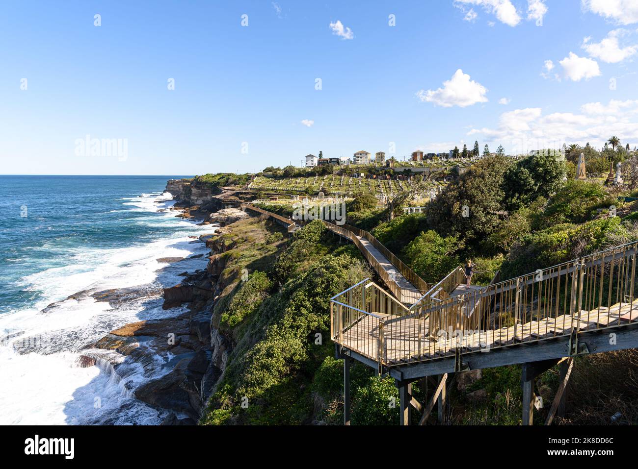 Die Küstenpromenade, die am Waverley Cemetery in Bronte, Sydney, New South Wales, vorbeiführt Stockfoto