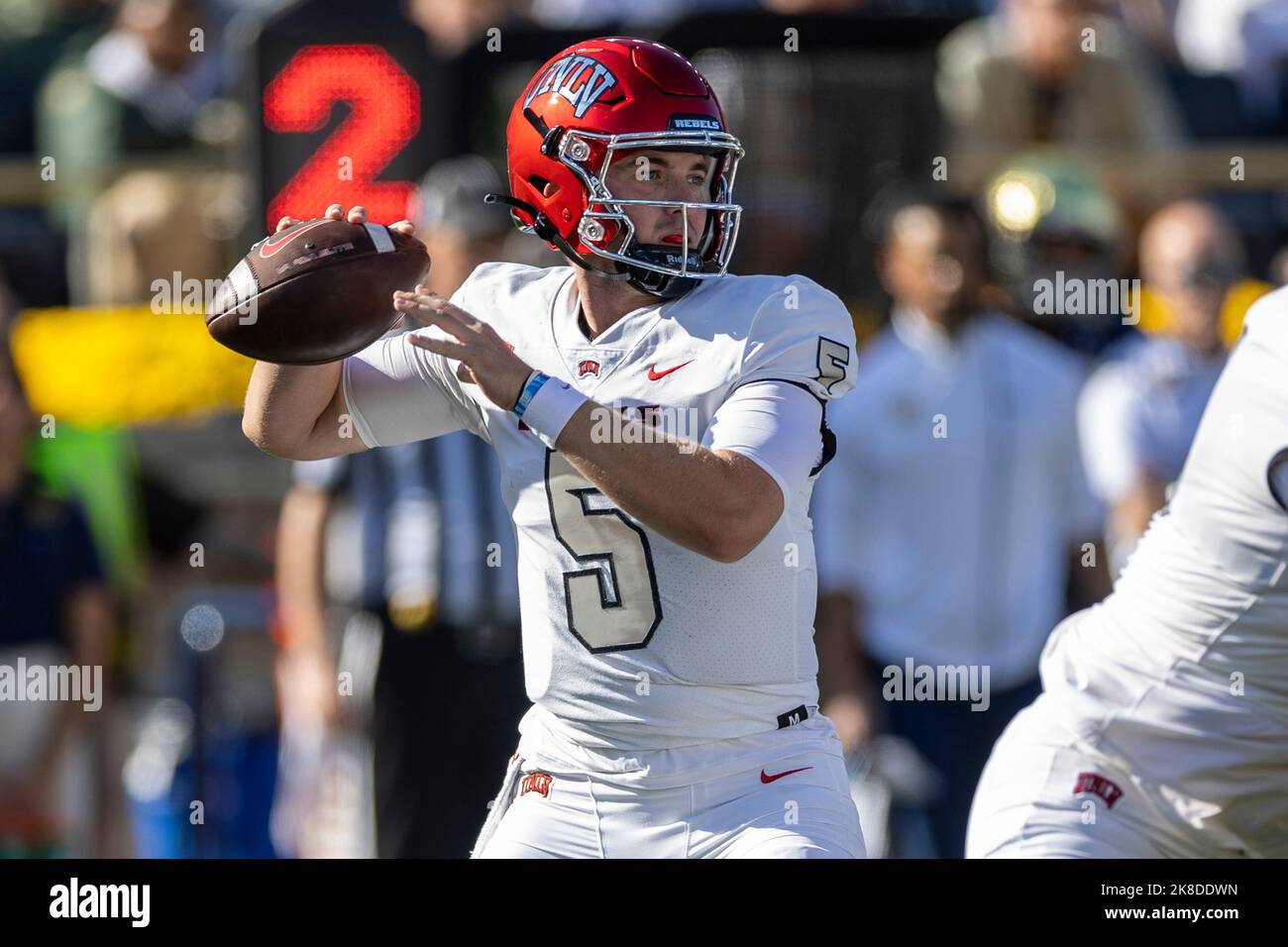 South Bend, Indiana, USA. 22. Oktober 2022. UNLV Quarterback Harrison Bailey (5) während der NCAA-Fußballspiel-Action zwischen den UNLV-Rebellen und den Notre Dame Fighting Irish im Notre Dame Stadium in South Bend, Indiana. Notre Dame besiegte UNLV 44-21. John Mersits/CSM/Alamy Live News Stockfoto