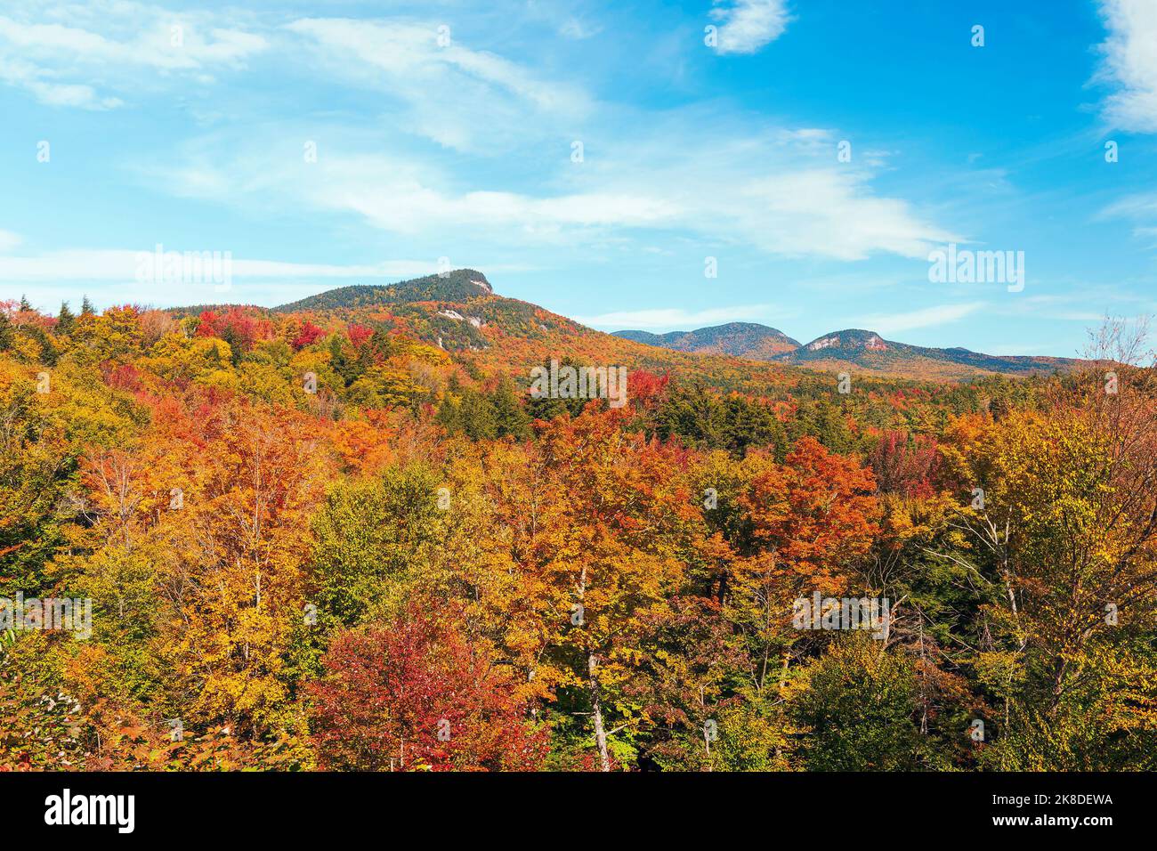 Farbenfrohe Aussicht auf die Weißen Berge vom Sugar Hill im Herbst. Kancamagus Highway (NH Route 112). New Hampshire. USA Stockfoto