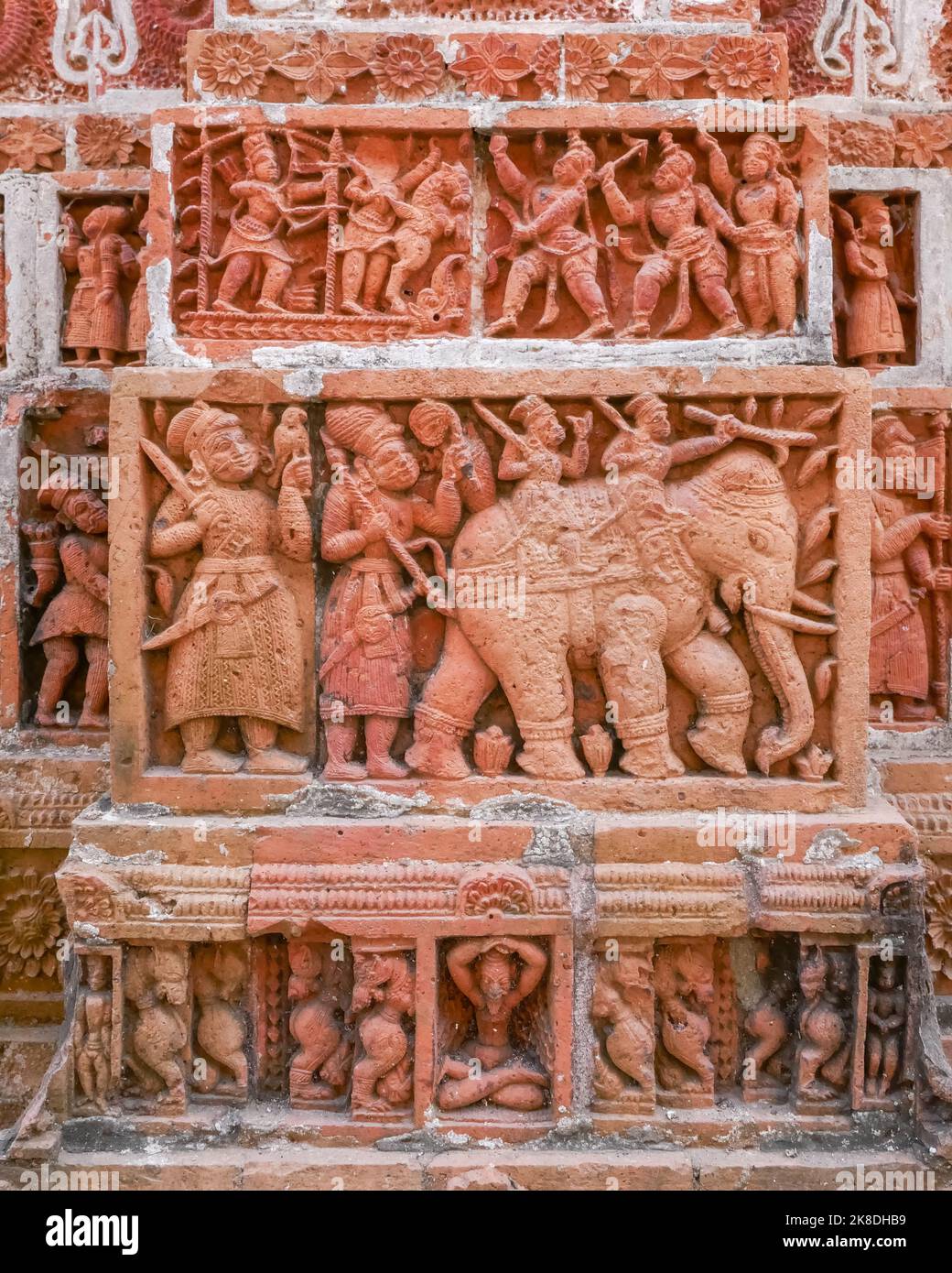 Szene mit Elefanten und bewaffneten Männern komplizierte Terrakotta-Schnitzereien am Kantaji aka Kantajew mittelalterlichen hindu-Tempel in Kantanagar, Dinajpur, Bangladesch Stockfoto