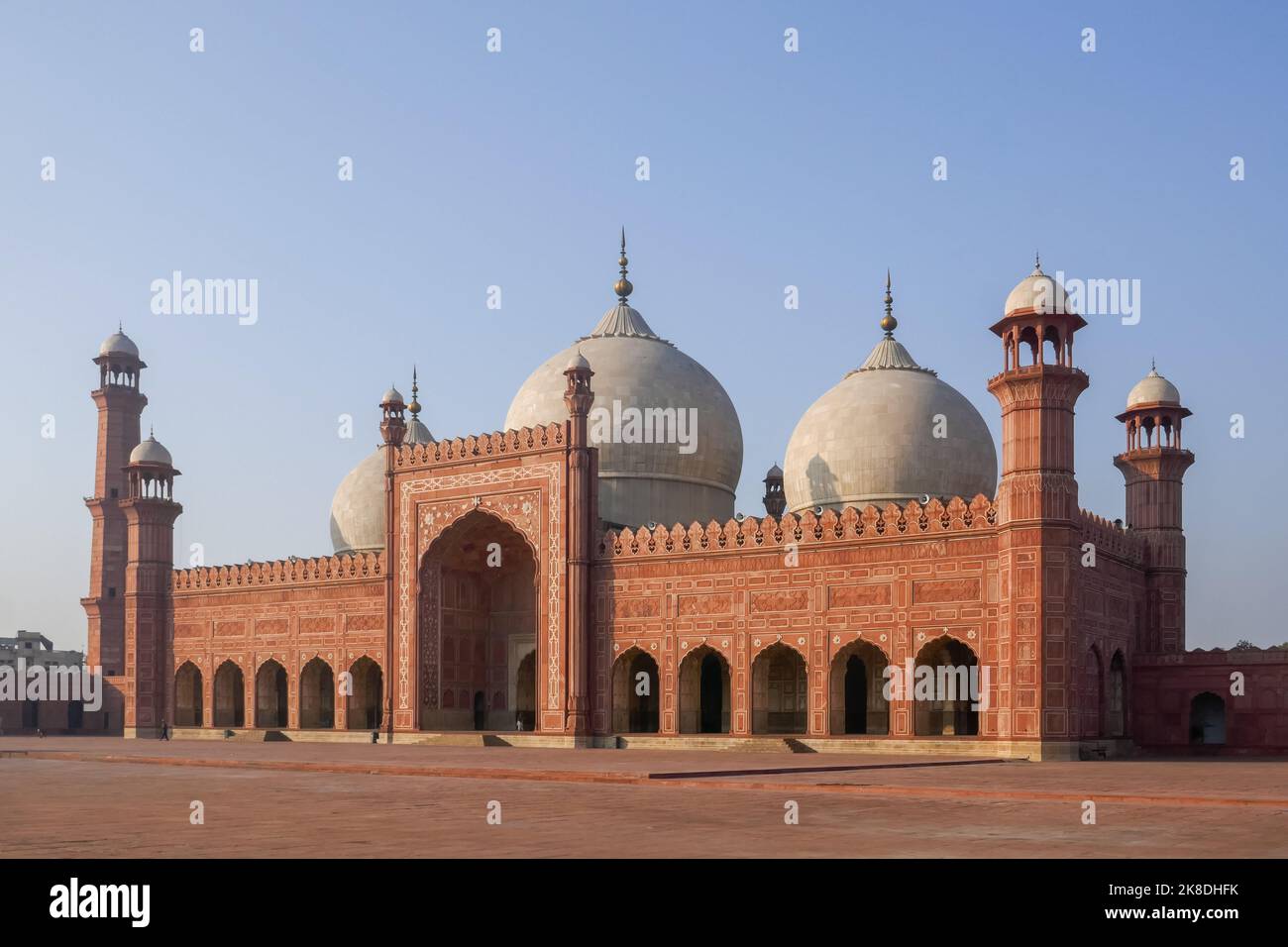 Morgenansicht der alten Sandstein und Marmor Wahrzeichen Badshahi Moschee und Innenhof vom moghul-Kaiser Aurangzeb in Lahore, Punjab, Pakistan gebaut Stockfoto