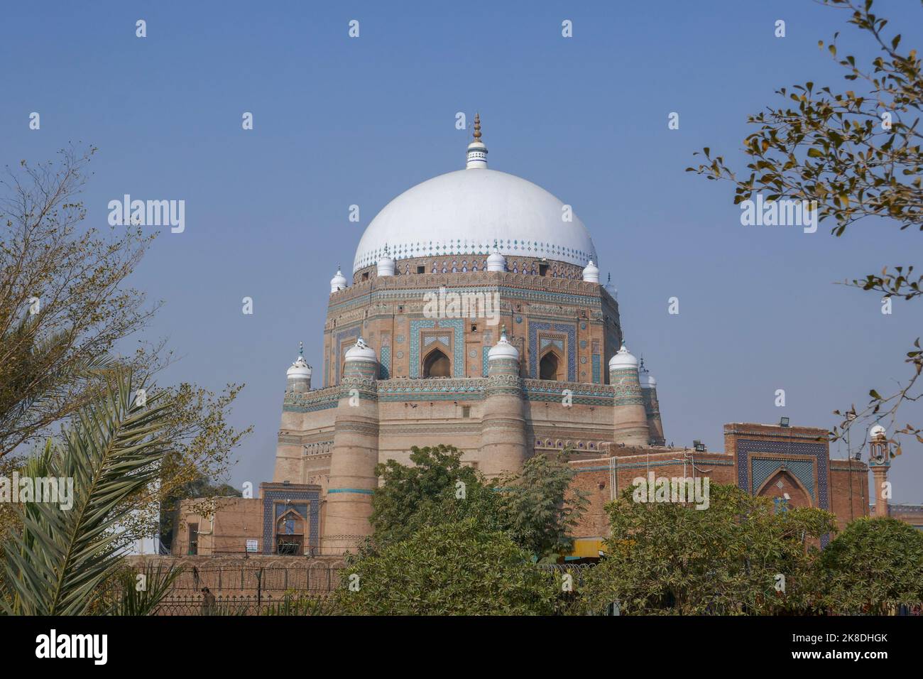 Landschaftsansicht des alten Shah Rukn-e-Alam sufi-Mausoleums und -Schreins, einem historischen Wahrzeichen der mittelalterlichen islamischen Architektur in Multan, Punjab, Pakistan Stockfoto