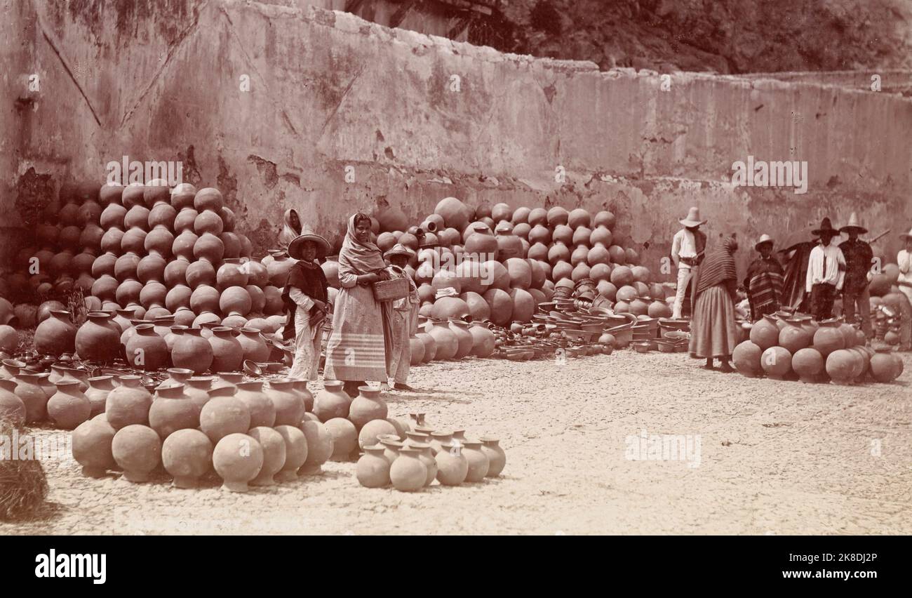 Vintage Schwarz-Weiß-Fotografie von Tongefäßen auf einem Markt in Mexiko, Mayo & Weed Photographers, ca. 1898 Stockfoto