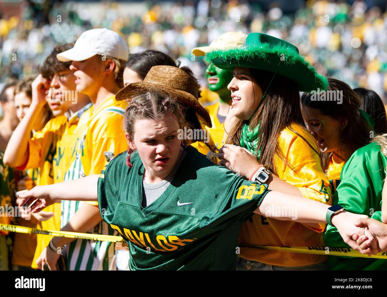 Waco, Texas, USA. 22. Oktober 2022. Baylor trägt Studenten vor während des NCAA Football Spiels zwischen den Kansas Jayhawks und Baylor Bears im McLane Stadium in Waco, Texas. Matthew Lynch/CSM/Alamy Live News Stockfoto