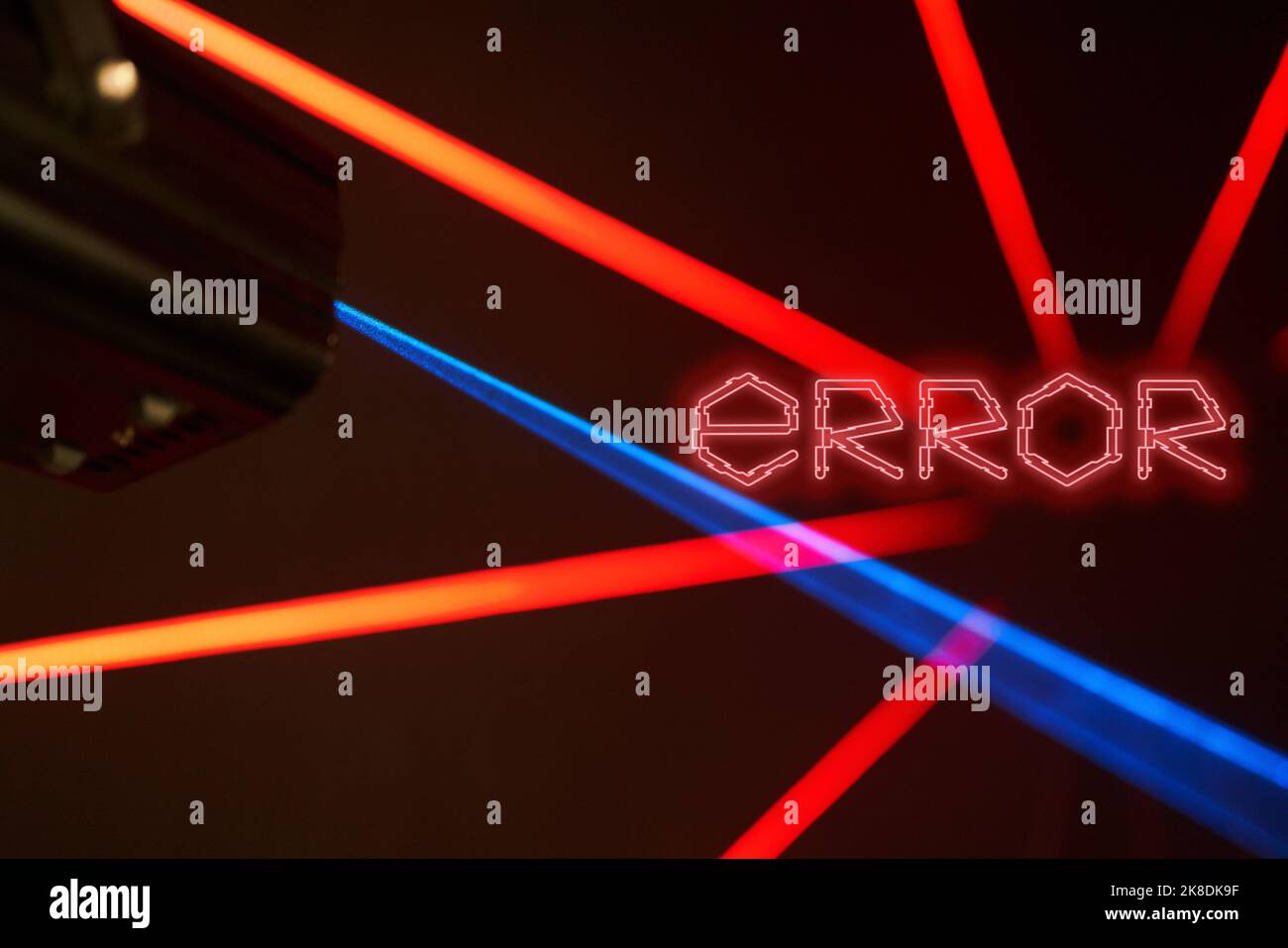 Dunkler Hintergrund mit roten Laserstrahlen und Textfehler. Hintergrund für Begrüßungsbildschirm für Spiele, Cybersport und Metaverse. Stockfoto
