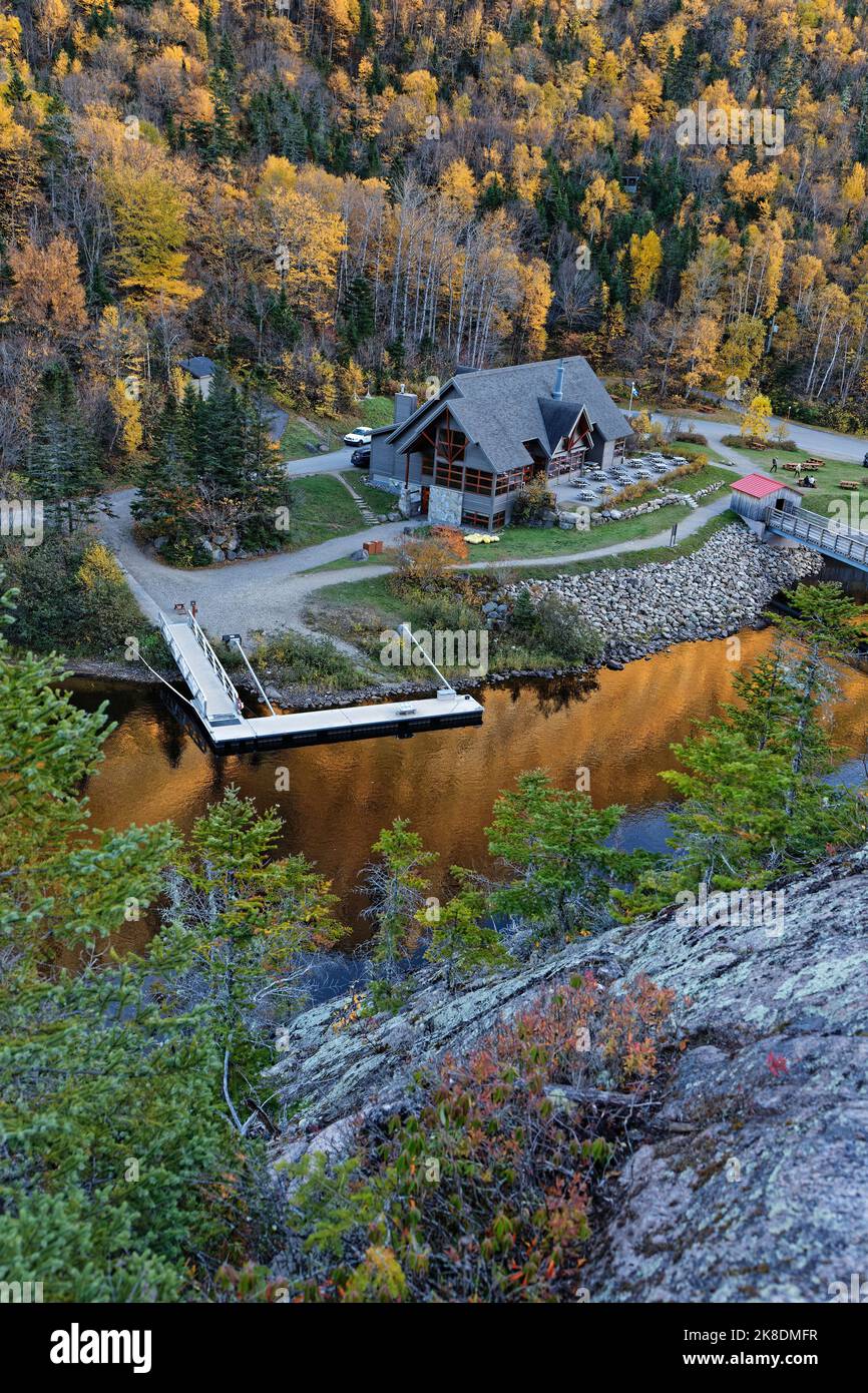 SAINT-AIME-DES-LACS, KANADA, 11. Oktober 2022 : Bau der Hydro-Quebec-Ausrüstung eines Wasserkraftwerks am Fluss Malbaie im Parc National des Hautes- Stockfoto