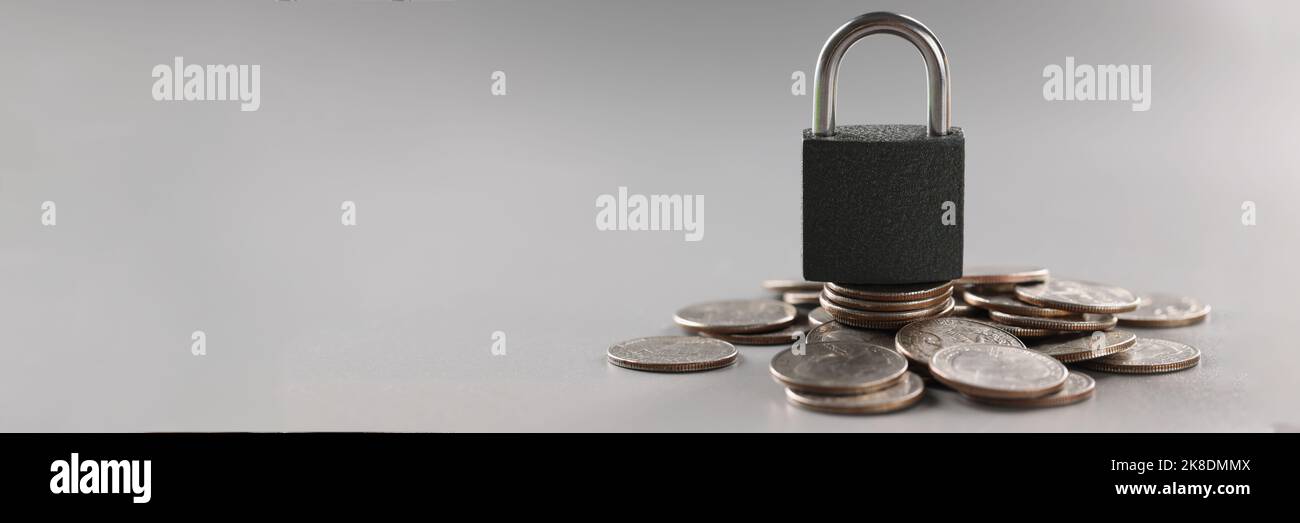 Vorhängeschloss stehen auf Münzstapel, finanzielle Sicherheit, Symbol für die Schutzfinanzierung Stockfoto