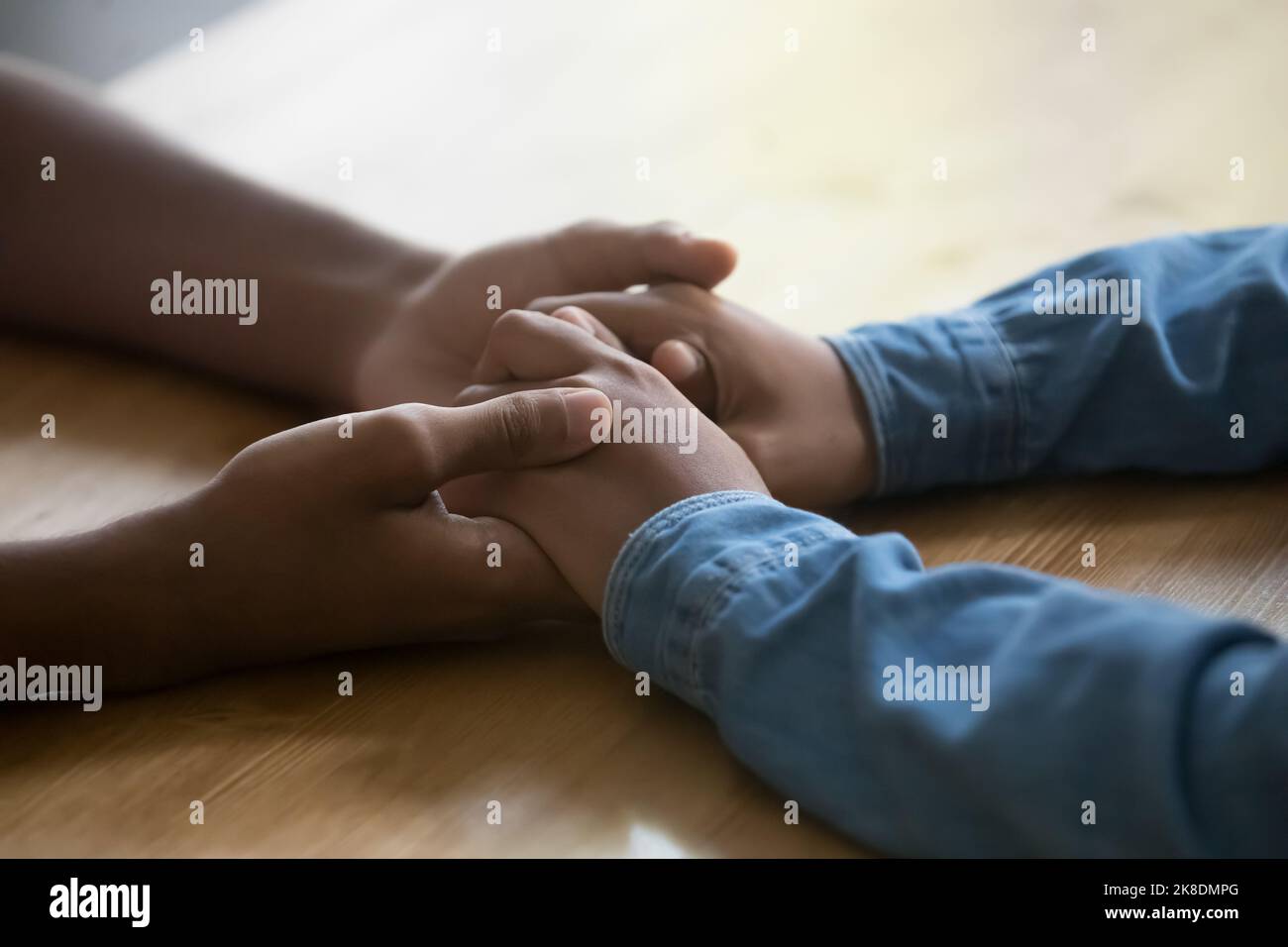 Afrikanisches Mädchen und Kerl mit Händen, Nahaufnahme Stockfoto