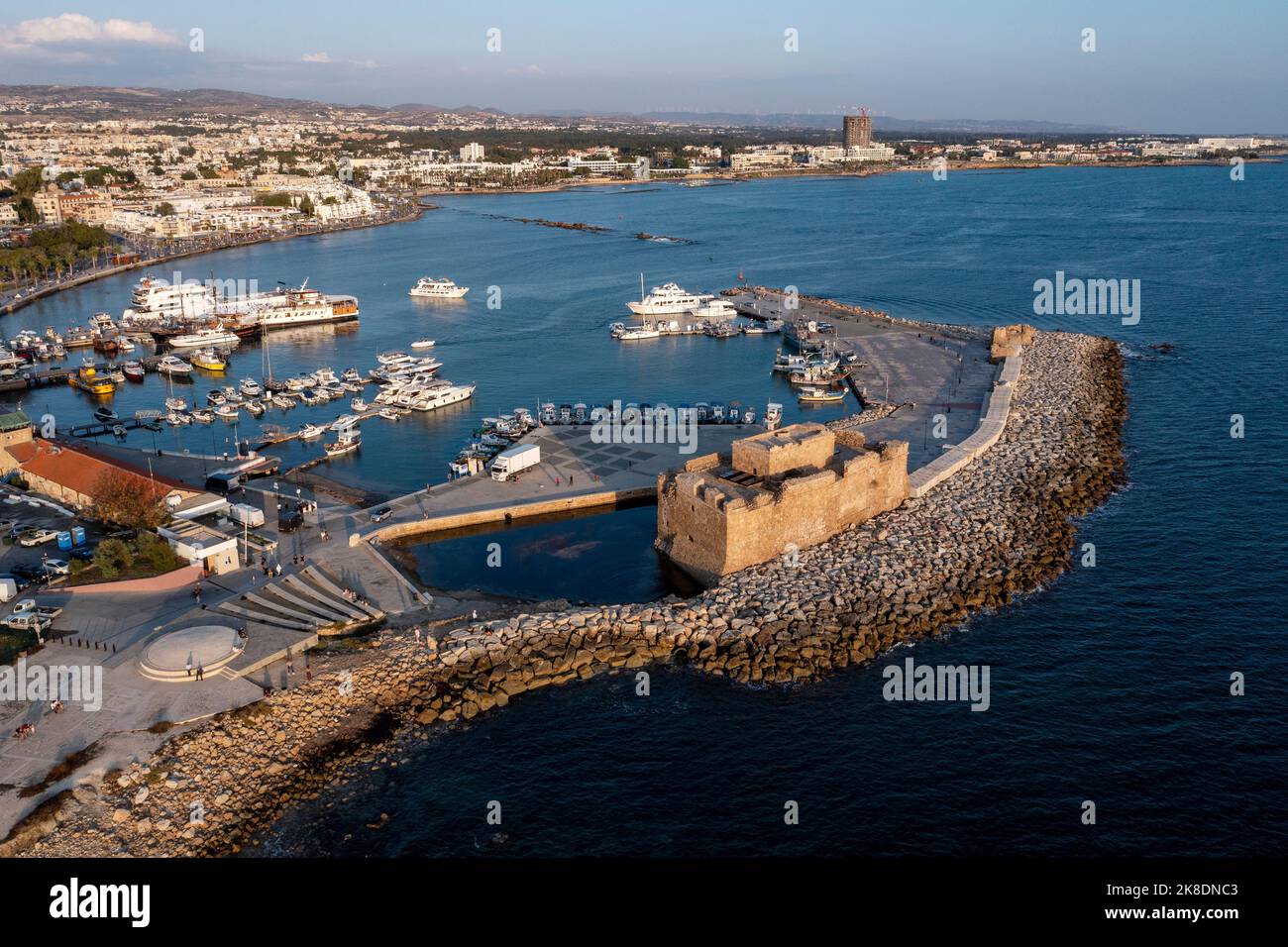 Luftaufnahme von Paphos Hafen und Festung bei Sonnenuntergang, Paphos, Zypern. Stockfoto