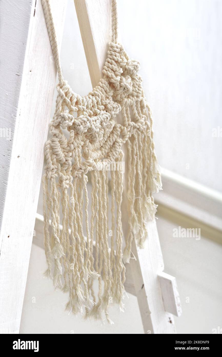 Macrame Wand hängend handgefertigt, Boho Haus Dekoration, Baumwolle Garn texturierte Innenarchitektur Element. Gemütliches Zuhause Konzept Stockfoto