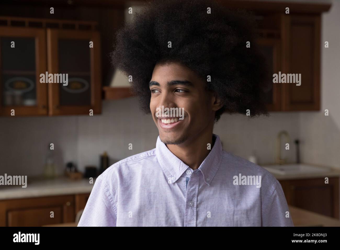 Headshot Portrait afrikanischer Hipster Kerl posieren in der heimischen Küche Stockfoto