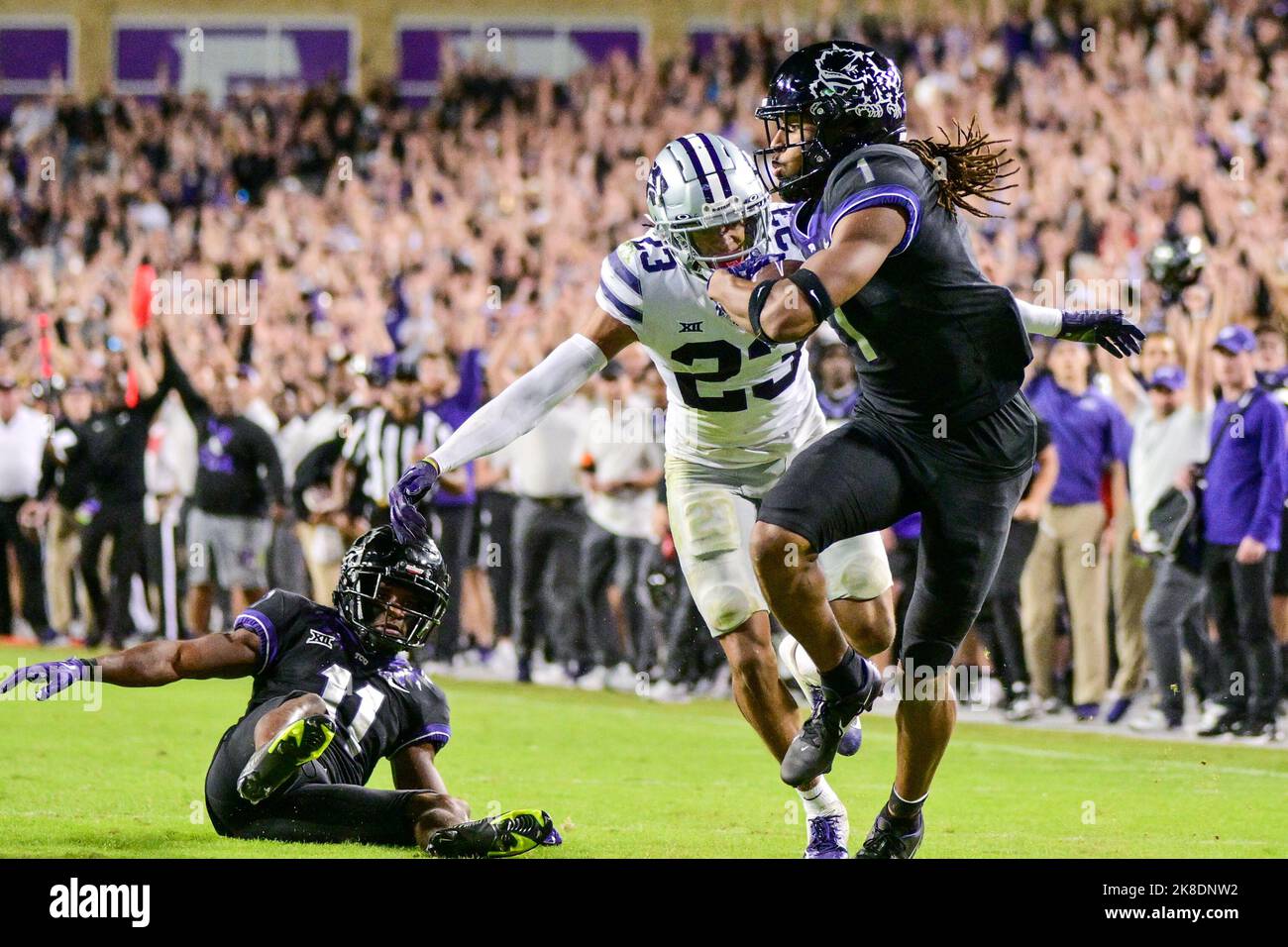 Oktober 22. 2022: Der TCU Horned Frogs Wide Receiver Derius Davis (11) greift nach dem Ball, während der TCU Horned Frogs Wide Receiver Quentin Johnston (1) einen tiefen Pass für einen Touchdown erwischt, während der Eckpfeiler von Kansas State Wildcats Julius Brents (23) während eines NCAA Football Spiels zwischen den Kansas State Wildcats und TCU Horned verteidigt Frösche im Amon G. Carter Stadium in Fort Worth, Texas.Manny Flores/CSM Stockfoto