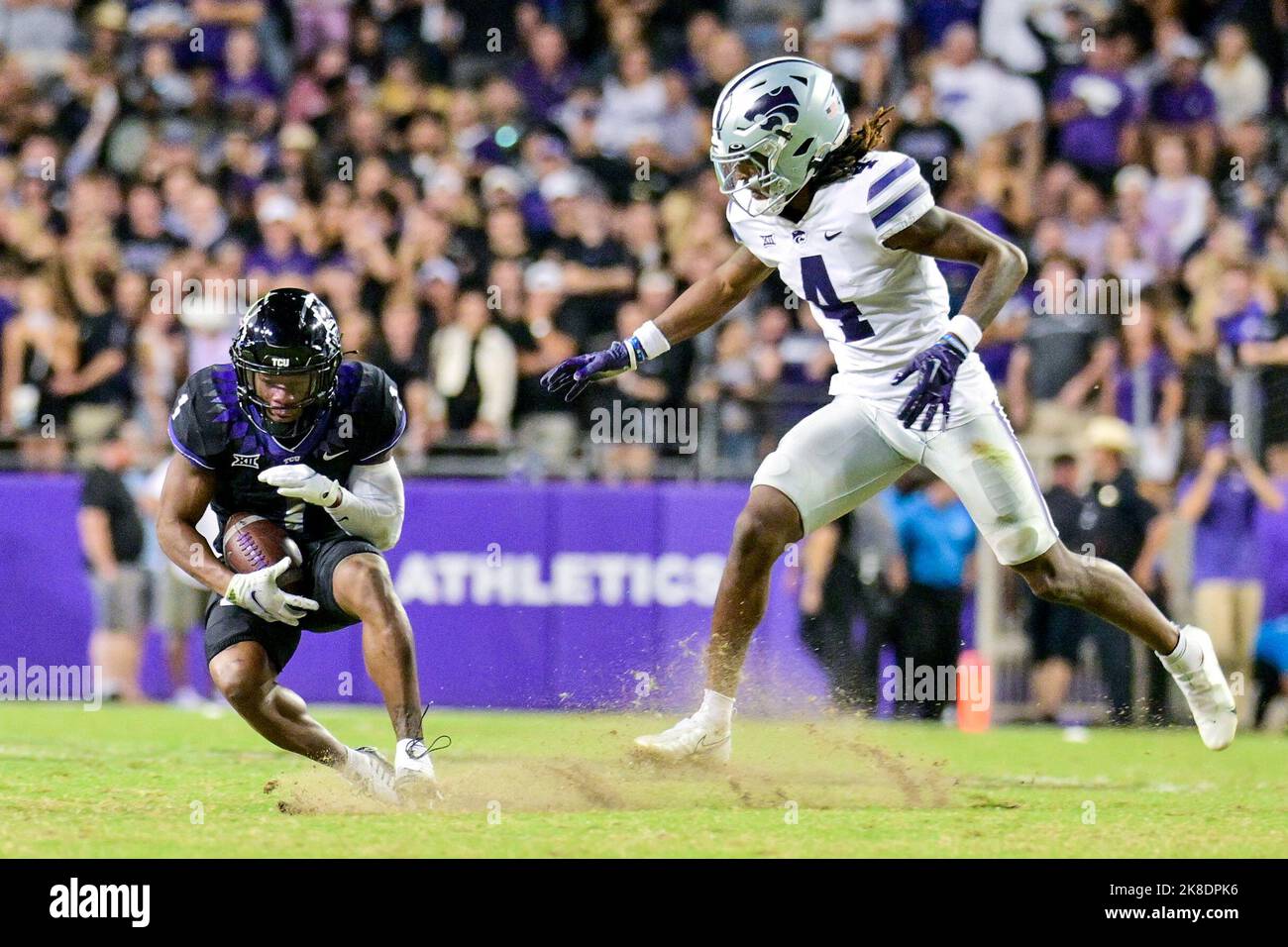Oktober 22. 2022: .TCU Horned Frogs Eckpfeiler Tre'Vius Hodges-Tomlinson (1) erhält ein INT während eines NCAA Football Spiels zwischen den Kansas State Wildcats und TCU Horned Frogs im Amon G. Carter Stadium in Fort Worth, Texas..Manny Flores/CSM/Sipa USA Stockfoto