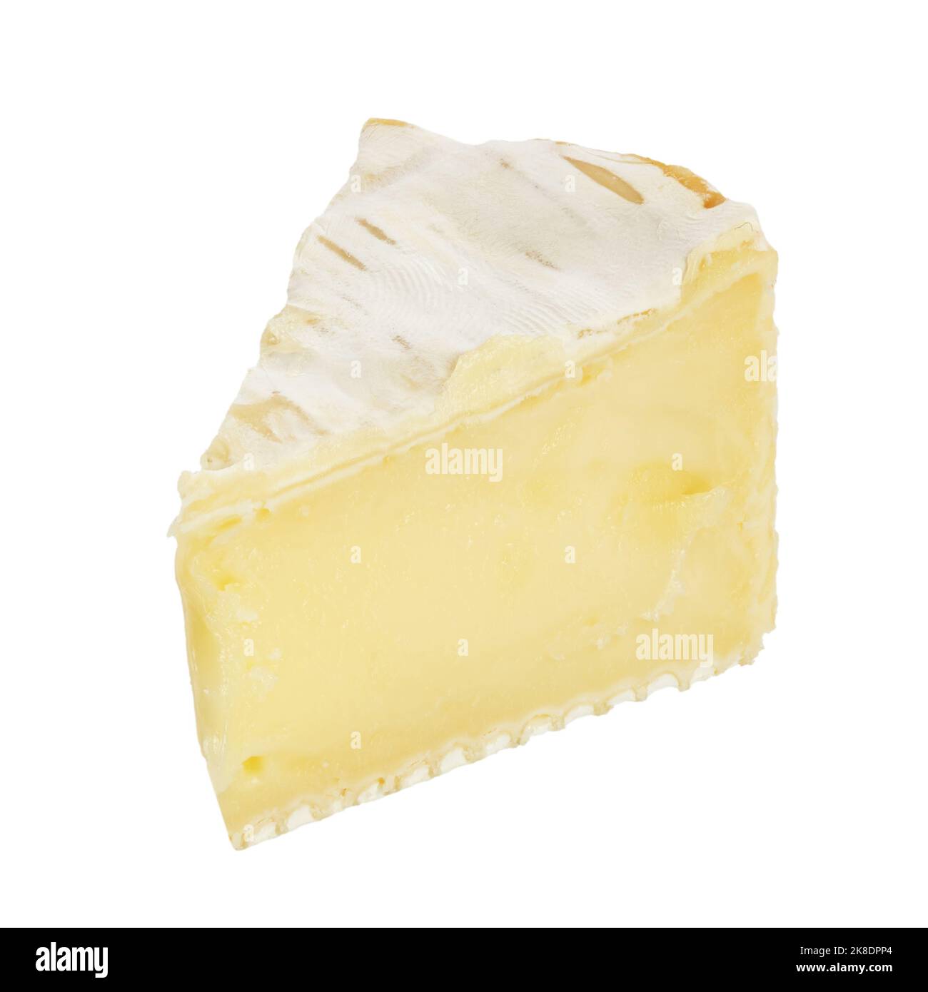Stück Camembert Käse isoliert auf weißem Hintergrund, volle Schärfentiefe. Datei enthält Beschneidungspfad. Designelement. Stockfoto