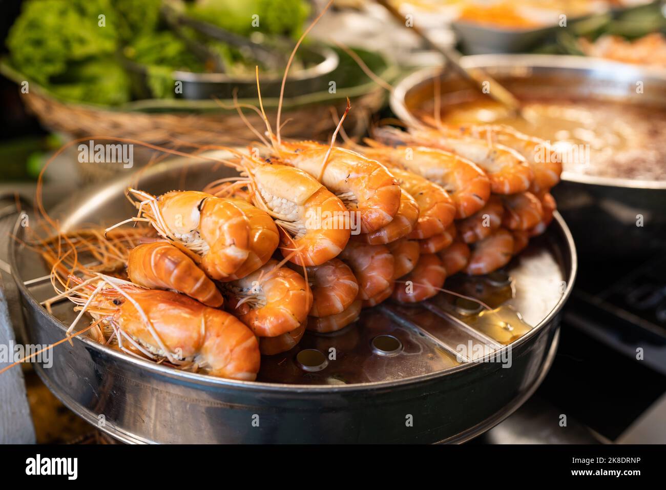 Gedünstete Garnelen auf dem Lebensmittelmarkt Stockfoto