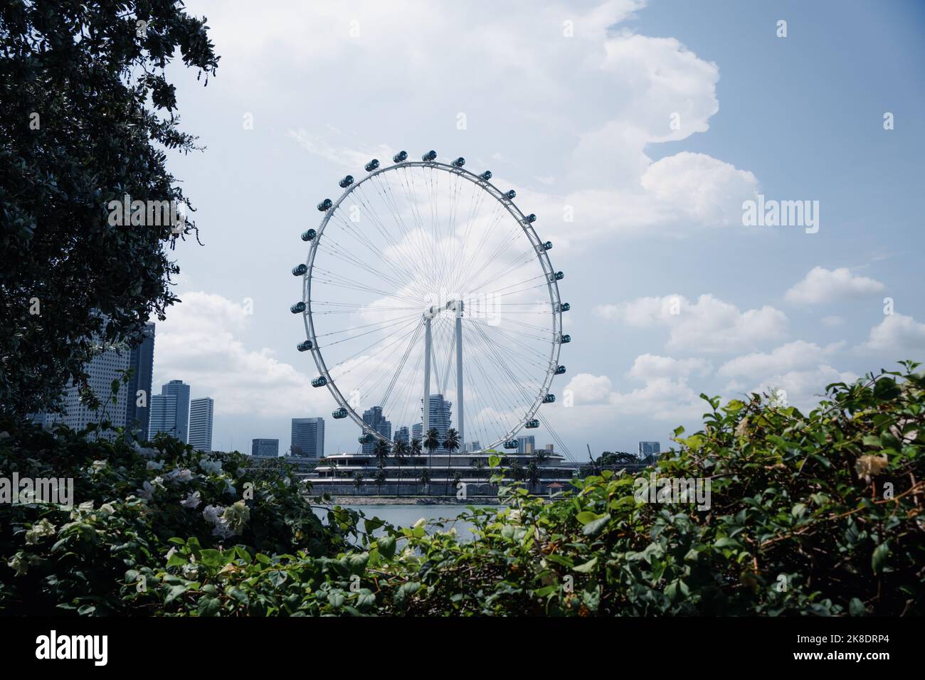 Singapur - 21. Juli 2022: Der Singapore Flyer ist ein Riesenrad in der Marina Bay. Stockfoto