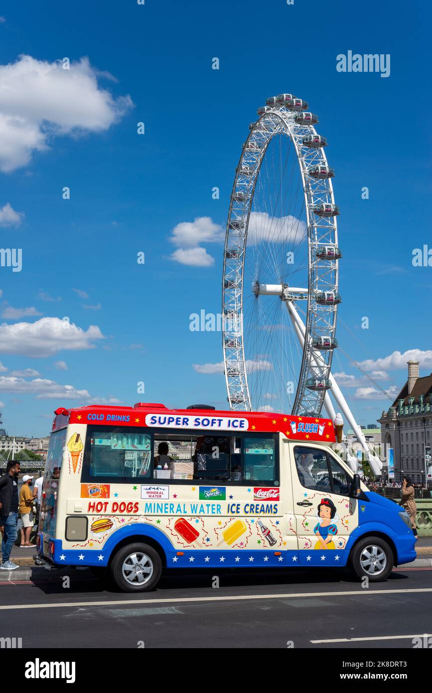 Eiswagen an der Westminster Bridge Road, mit London Eye und Touristen. Heißer Sommertag während der Hitzewelle. Tourismusindustrie. Superweiches Eis Stockfoto