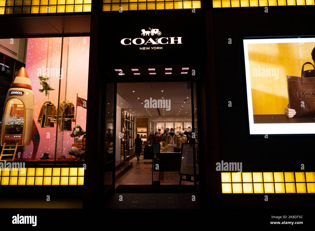 Tokio, Japan. 22. Oktober 2022. Ein Coach New Yorker Flagship-Store in Ginza. Das amerikanische Modehaus stellt Handtaschen, Gepäck und Modezubehör aus Leder her und unterhält enge Partnerschaften mit dem italienischen Brillenhersteller Luxottica. Coach ist im Besitz von Tapestry, Inc., einer multinationalen Holding mit einem Portfolio, zu dem Kate Spade New York und Stuart Weitzman, NYSE, gehören, die als TPR notiert und von CEO Joanne Crevoiserat geleitet werden.Ginza ist ein beliebtes Einkaufsviertel der gehobenen Klasse, das für seine Auswahl an luxuriösen Einzelhandelsgeschäften und Wohlstand in der Fifth Avenue bekannt ist. Es liegt neben Chiyoda City, der Heimat der Imperial Pala Stockfoto