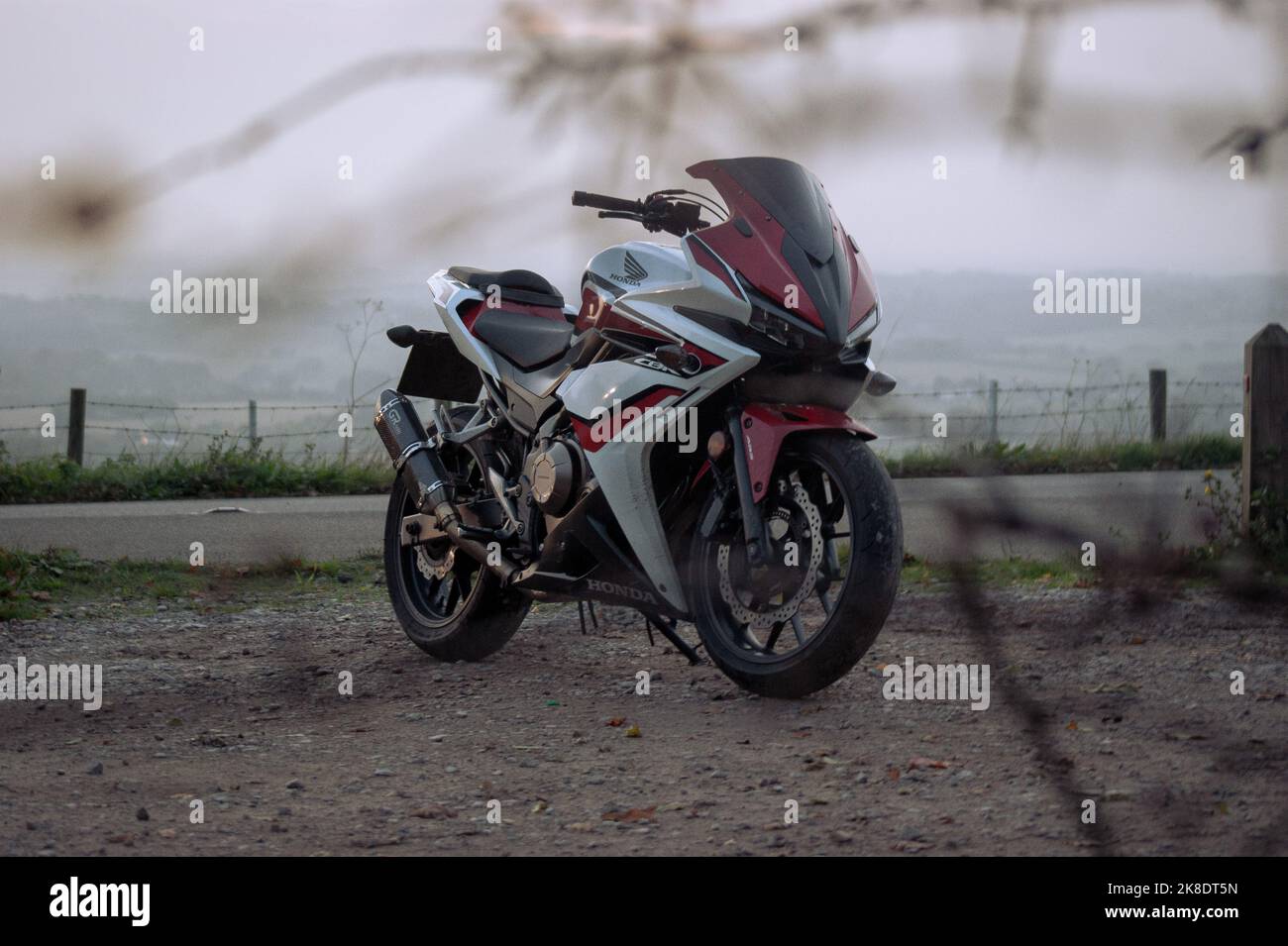 Honda CBR500R Motorrad auf dem Parkplatz mit Blick auf Hügel Aussichtspunkt des Motorrads Stockfoto