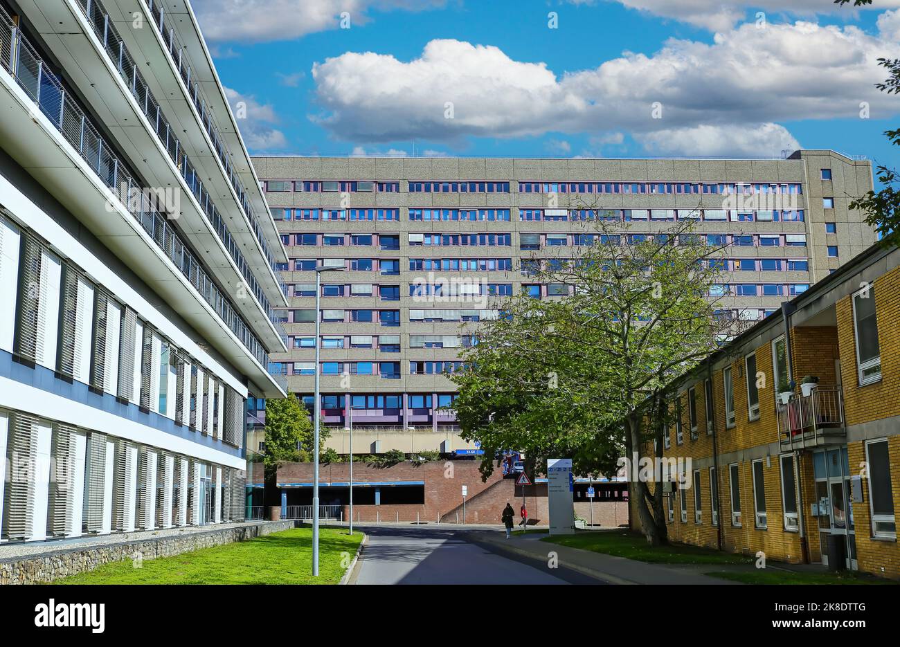 Düsseldorf, Deutschland - Oktober 9. 2022: Blick auf die Fassade des Universitätsklinikums MNR Klinik, blauer Himmel Stockfoto