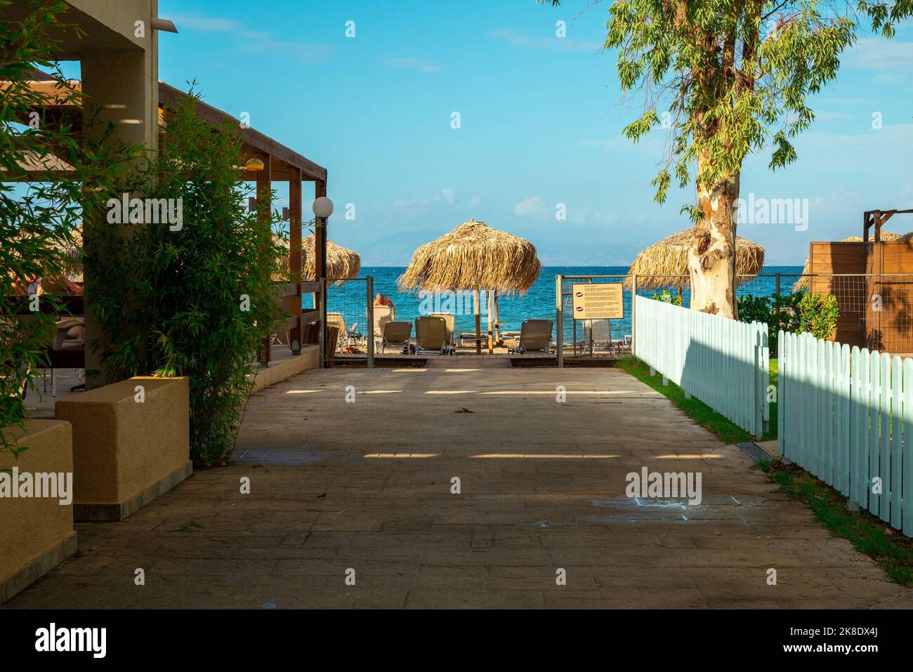 Moraitika, Griechenland - 09 28 2022: Im Hotel Zugang zum Strand, wo die Menschen sonnen und entspannen. Stockfoto