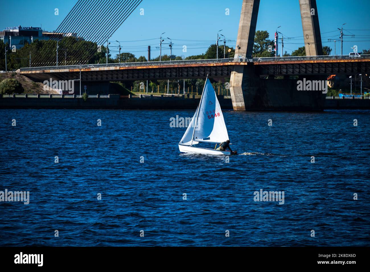 Riga, Lettland - 09102022: Mann auf dem Segelboot Daugava, Seilbrücke Stockfoto