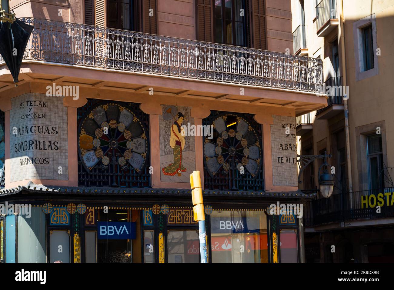 Barcelona, Spanien - Mai 26 2022: Balkone im Gotischen Viertel. Stockfoto