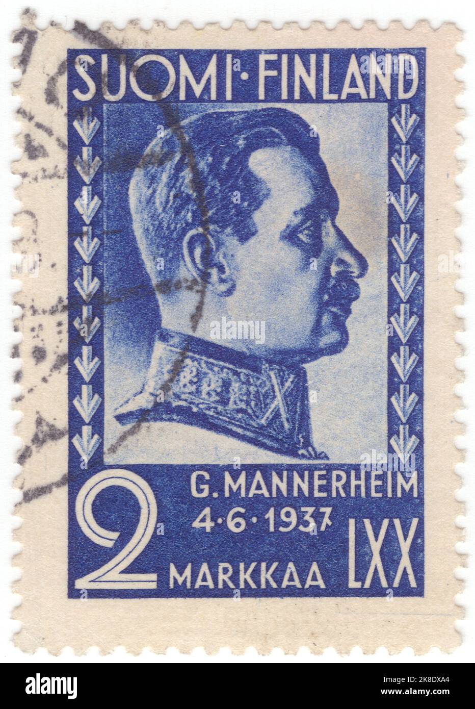 FINNLAND - 1937. Juni 4: Eine ultramarine Briefmarke aus dem Jahr 2, auf der das Porträt von Gustaf Mannerheim abgebildet ist. 70. Geburtstag von Feldmarschall Carl Gustaf Manner Stockfoto