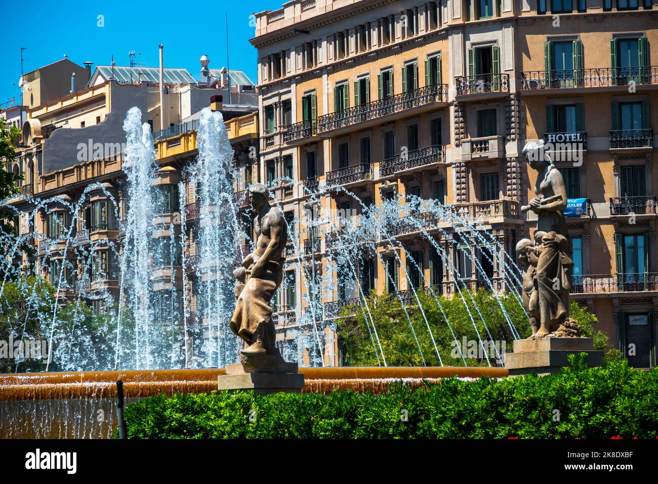 Barcelona, Spanien - 26 2022. Mai: Brunnen an der Plaza Catalunya, Barcelona. Stockfoto