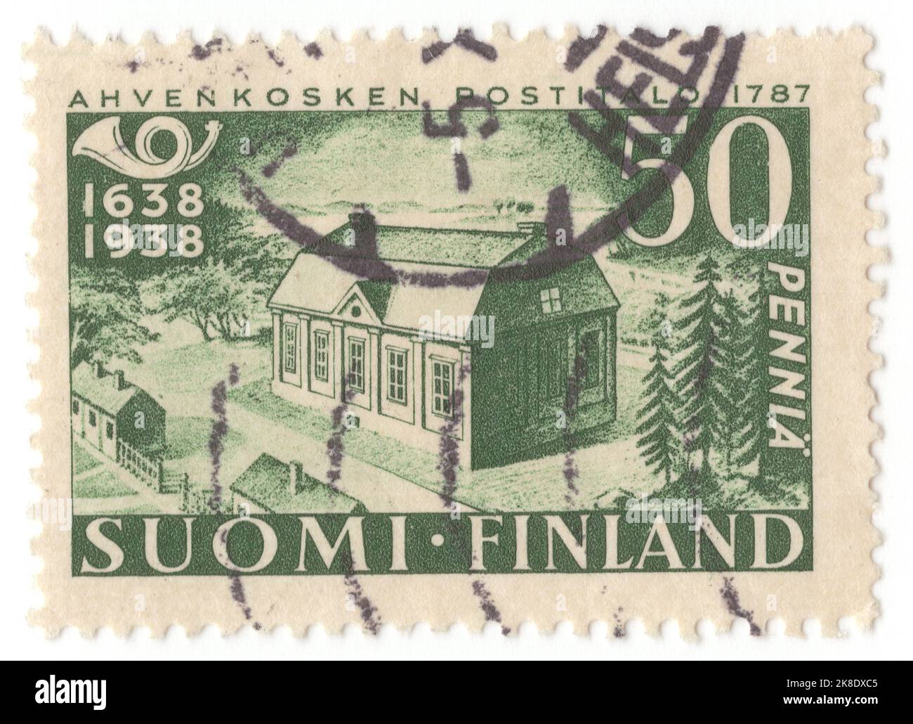 FINNLAND - 1938. September 6: Eine grüne Briefmarke mit 50 Pennia, die das frühe Postamt zeigt. 300.-jähriges Jubiläum der Finnischen Post Stockfoto