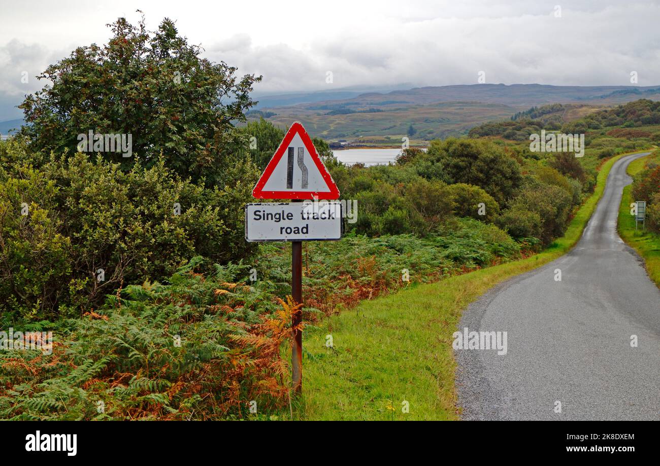 Ein Blick auf ein Single Track Road-Schild und eine Straße der A849 mit Durchfahrtswegen am Loch Scridain, Brolass, Isle of Mull, Schottland. Stockfoto