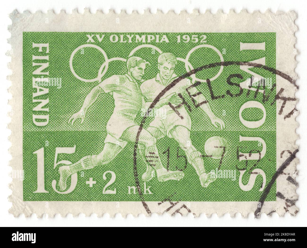 FINNLAND - 1952: Eine 15 Mark plus 2 Mark grüne Halbpostmarke, die Fußballspieler zeigt. XV. Olympische Spiele, Helsinki Stockfoto