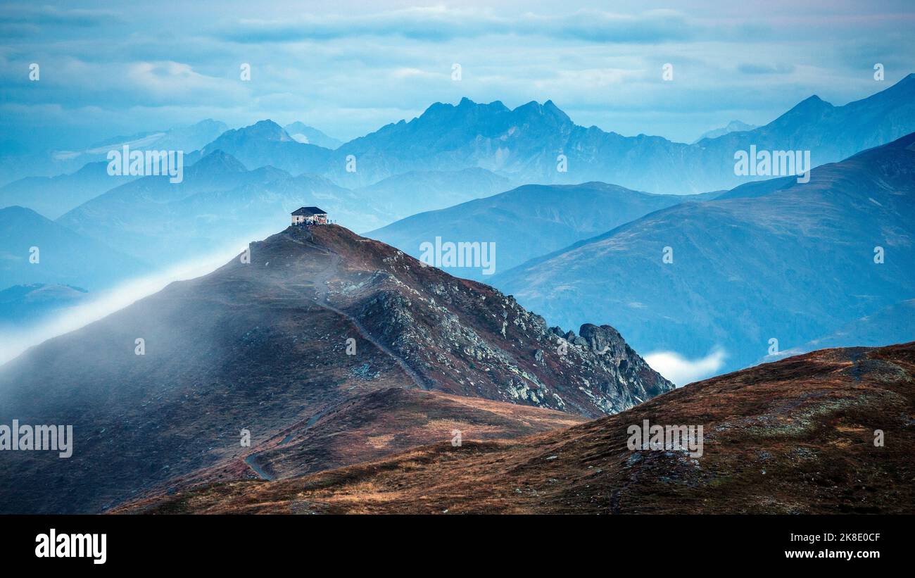 Atmosphäre bei Dämmerung. Monte Elmo (Helm) im Pustertal in Südtirol, Alpi Carniche. Bergprofile zwischen Österreich und Italien. Stockfoto