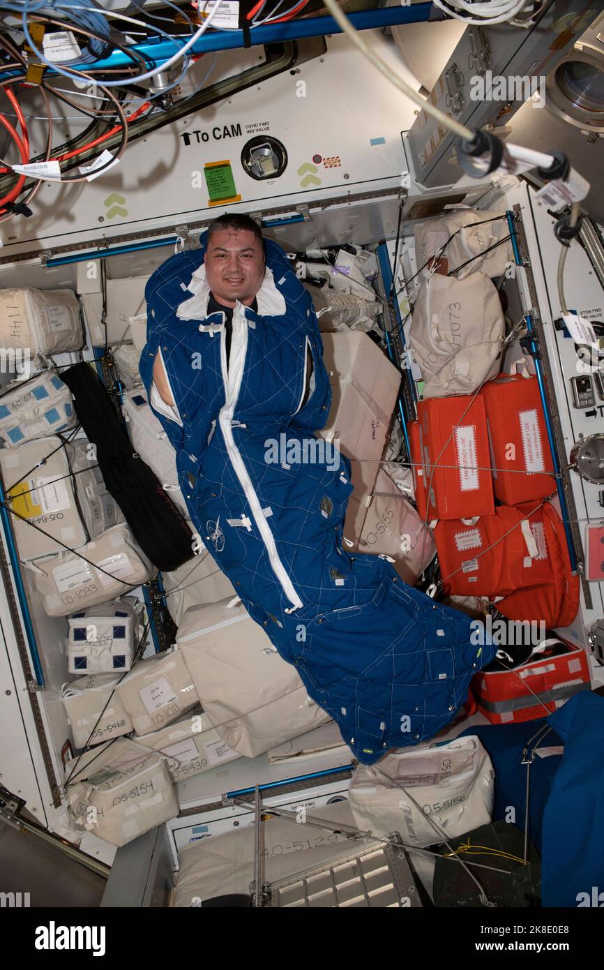 Der NASA-Astronaut und Expedition 67-Flugingenieur Kjell Lindgren posiert für ein Porträt in einem Crew-Schlafsack an Bord der Internationalen Raumstation (ISS) in der Erdumlaufbahn am 23. September 2022. Quelle: NASA über CNP Stockfoto