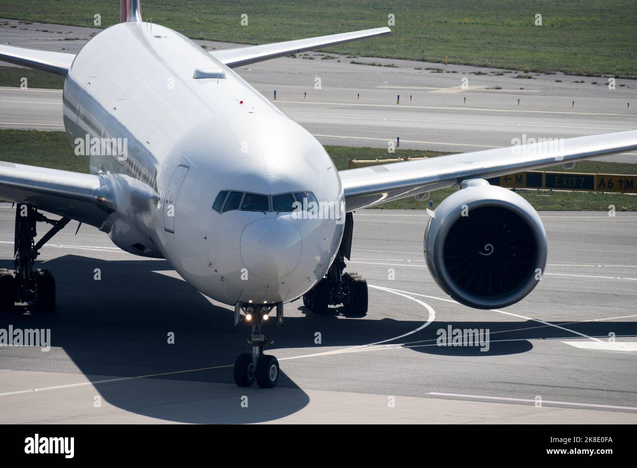 Jumbo-Jet-Flugzeug am Flughafen auf Asphalt Teilansicht Nahaufnahme des Flughafen- und Flugverkehrskonzepts Stockfoto