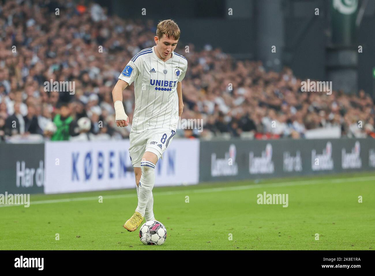 Kopenhagen, Dänemark. 22. Oktober 2022. Isak Johannesson (8) vom FC Kopenhagen beim Superliga-Spiel 3F zwischen dem FC Kopenhagen und dem FC Midtjylland in Parken in Kopenhagen. (Foto: Gonzales Photo/Alamy Live News Stockfoto