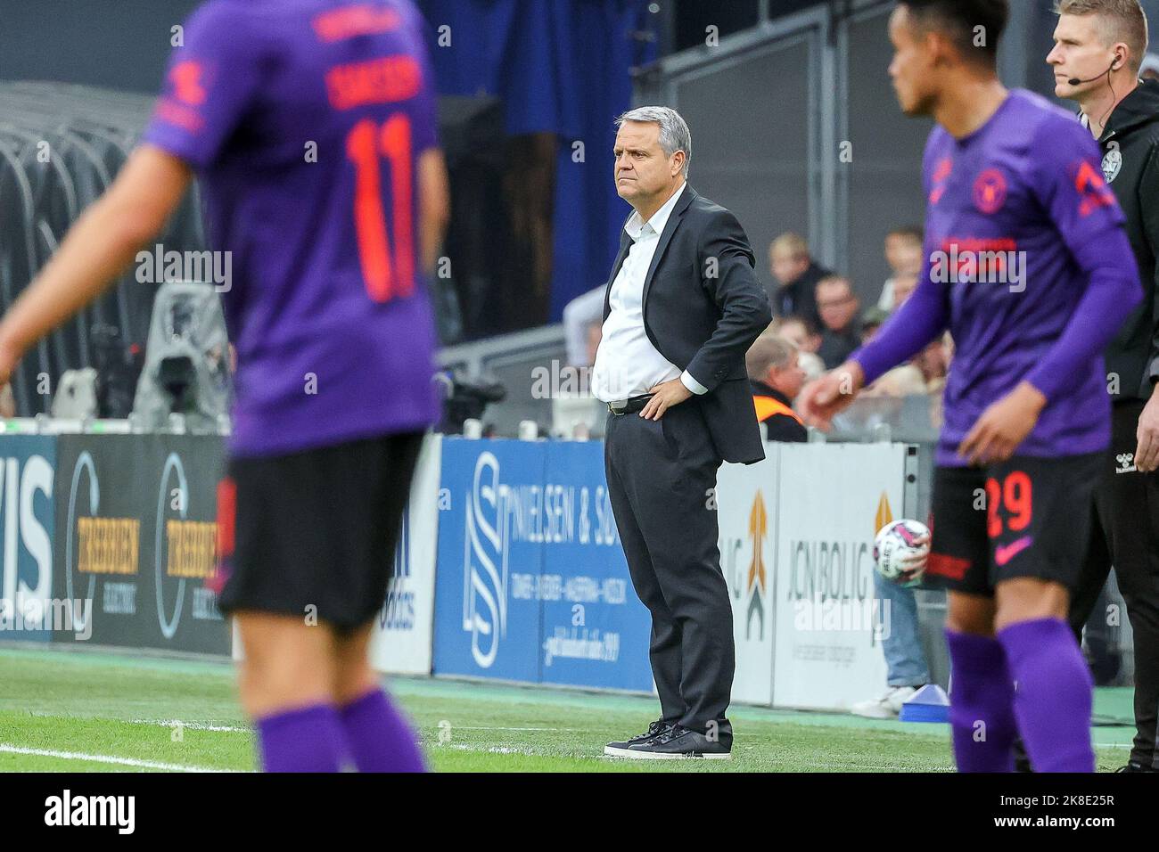 Kopenhagen, Dänemark. 22. Oktober 2022. Cheftrainer Albert Capellas vom FC Midtjylland beim Superliga-Spiel 3F zwischen dem FC Kopenhagen und dem FC Midtjylland in Parken in Kopenhagen. (Foto: Gonzales Photo/Alamy Live News Stockfoto