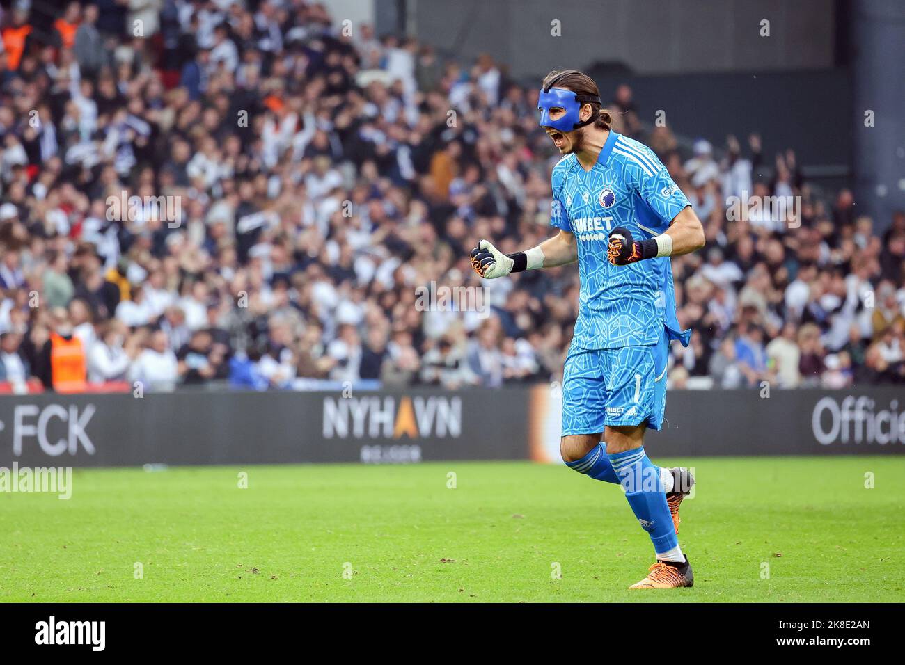 Kopenhagen, Dänemark. 22. Oktober 2022. Torwart Kamil Grabara (1) vom FC Kopenhagen beim Superliga-Spiel 3F zwischen dem FC Kopenhagen und dem FC Midtjylland in Parken in Kopenhagen. (Foto: Gonzales Photo/Alamy Live News Stockfoto