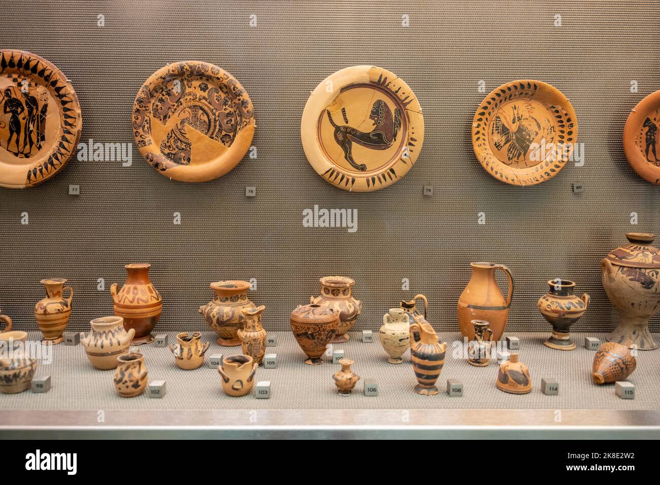 Griechische antike Keramik, Teller und Vasen, Akropolis-Museum, Athen, Griechenland Stockfoto