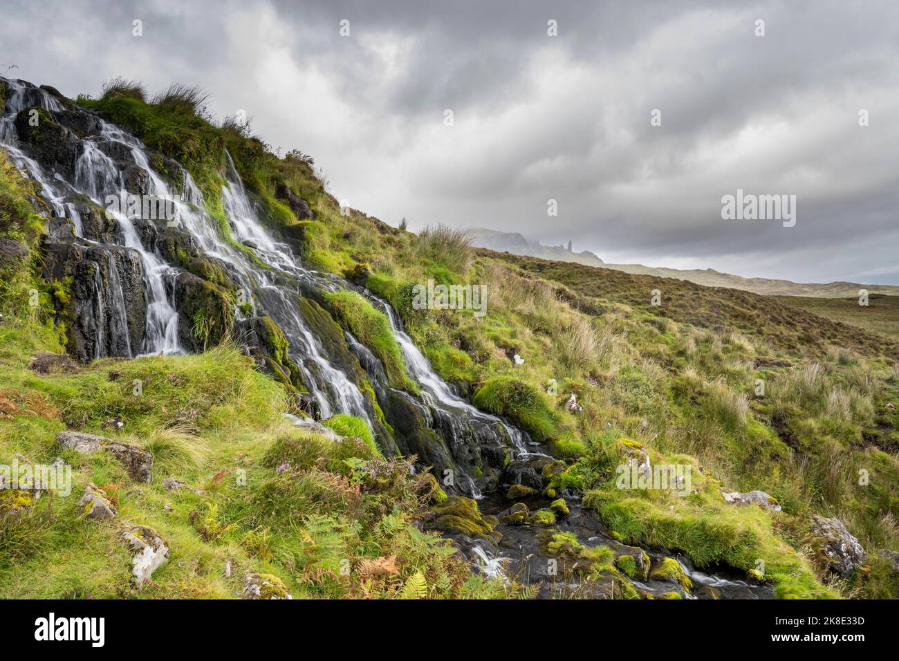 Brautschleier Wasserfall, Wasserfall, alter Mann von Storr im Hintergrund, Trotternish, Isle of Skye, Schottland, Vereinigtes Königreich Stockfoto