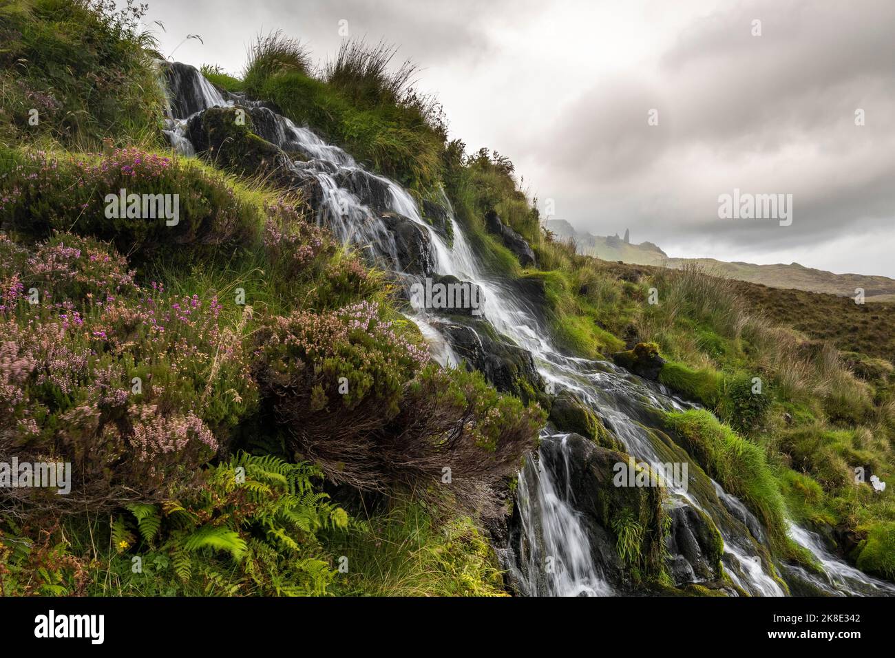 Brautschleier Wasserfall, Wasserfall, alter Mann von Storr im Hintergrund, Trotternish, Isle of Skye, Schottland, Vereinigtes Königreich Stockfoto