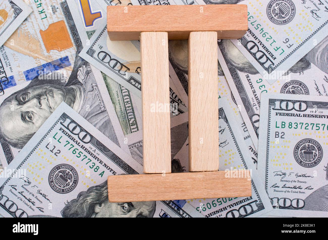 Holzbauklötze gebrachten verbreitete US-Dollar-Banknoten Stockfoto