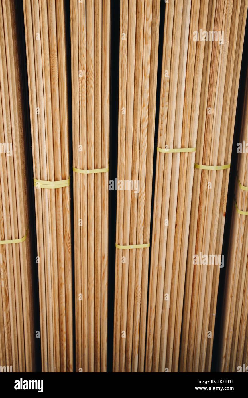 Große rectanguler Holzplatten zusammen gestapelt in der Anzeige Stockfoto
