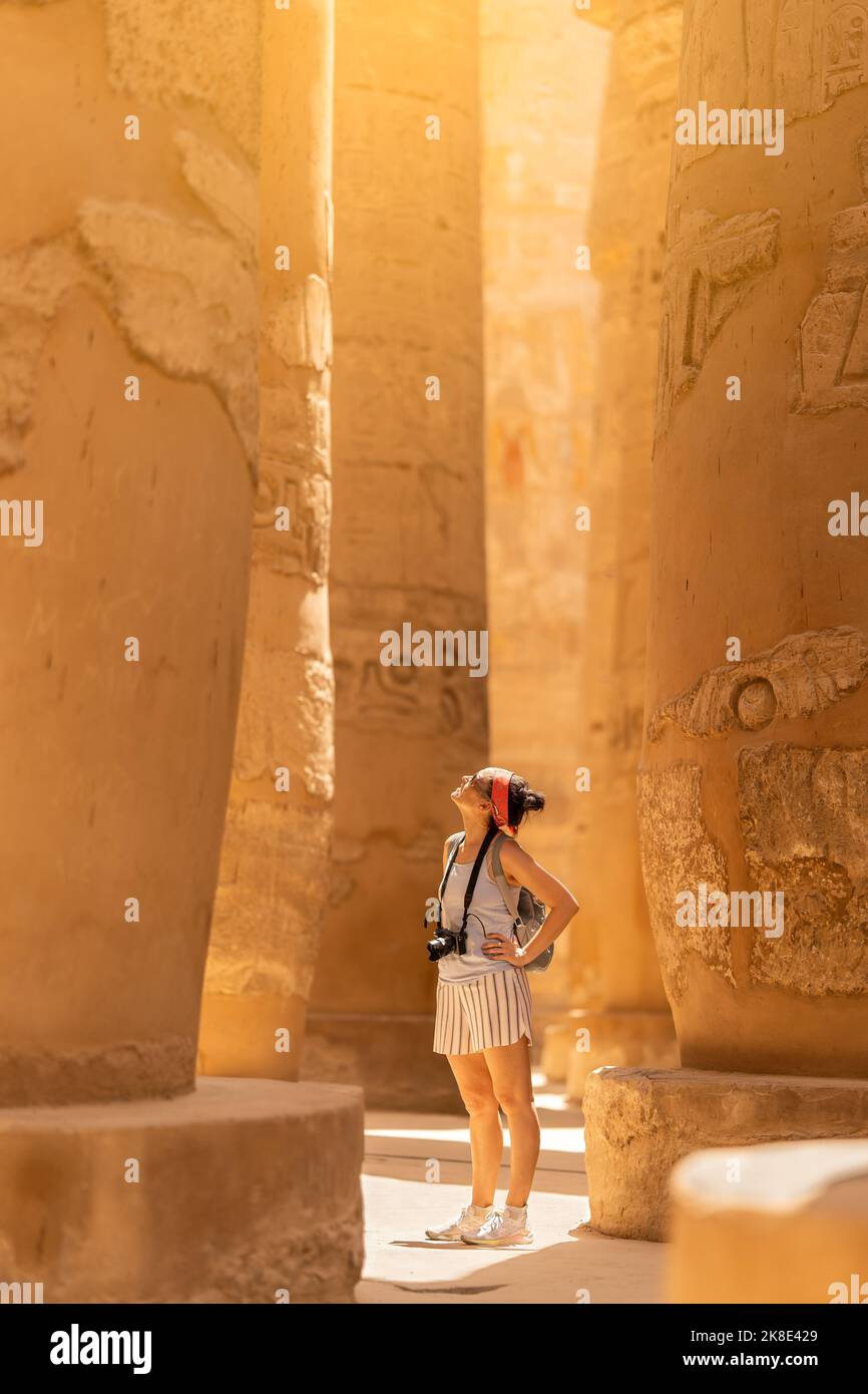 Tourist mit Kamera in alten ägyptischen Tempeln Stockfoto