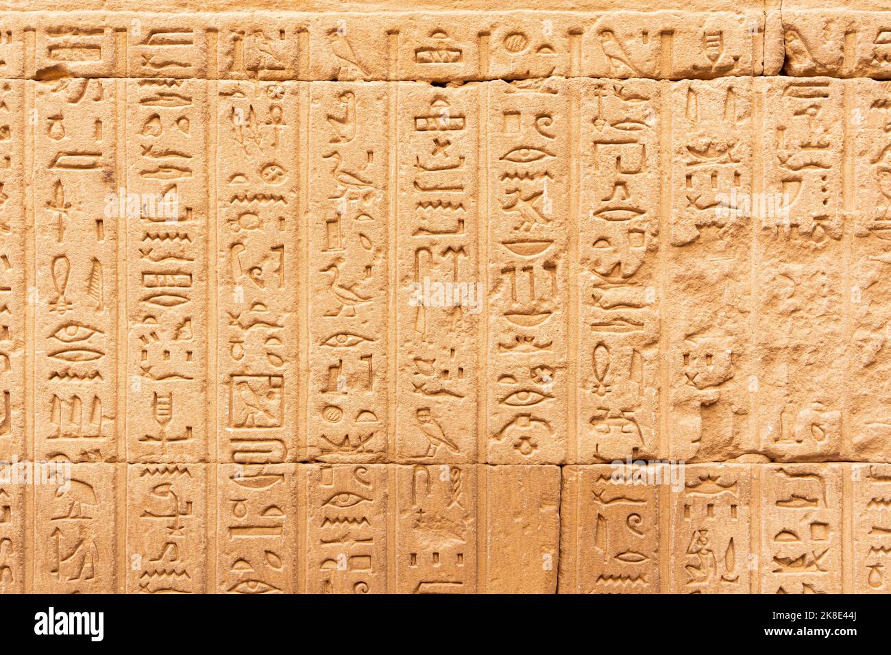 Hieroglyphen in Relief auf einer alten ägyptischen Tempelmauer eingraviert Stockfoto