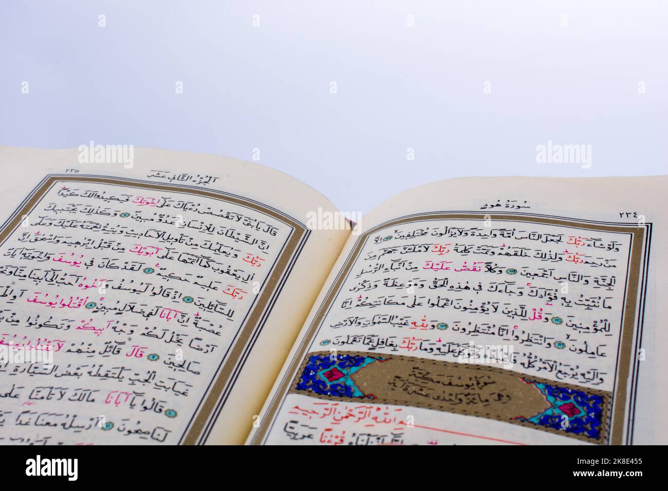 Der Heilige Koran auf weißem Hintergrund Stockfoto